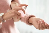 Perfumy przestajÄ pachnieÄ zaraz po wyjĹciu z domu? Pierwszy bĹÄd popeĹniasz juĹź w Ĺazience