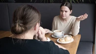 "ByĹaĹ fajniejsza", "zmieniĹaĹ siÄ". Tak dziaĹa toksyczna przyjaĹşĹ. PsycholoĹźka: Mniej ufamy sobie