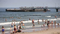 Plażing, smażing i... lodowata kąpiel. To nie przez pogodę woda w Bałtyku jest taka zimna