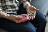 Ci seniorzy dostajÄ niĹźsze emerytury z ZUS. Wszystko przez... rok urodzenia