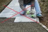 PoĹźegnaj beton. Oto nowy trend w ogrodach. Nawierzchnia, ktĂłra z nim wygrywa