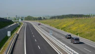 Zaczęło się. Na tej autostradzie podnoszą limit prędkości do 150 km/h. Pierwsze znaki już stoją