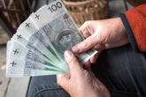 DostajÄ prawie 6600 zĹ co miesiÄc. ZUS patrzy na PESEL i automatycznie puszcza przelewy