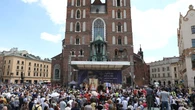 Wizyta w Bazylice Mariackiej oburzyĹa turystÄ z Niemiec. Problem zauwaĹźajÄ teĹź inni. "Paranoja"