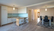 Kuchnia i salon w jednym? Pomaluj Ĺciany na ten kolor. KaĹźdy architekt pochwali ciÄ za wybĂłr