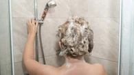 Stylista mĂłwi, Ĺźe wiÄkszoĹÄ osĂłb Ĺşle myje wĹosy. Jeden z grzechĂłw? Szampon na caĹych pasmach