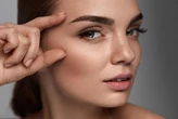 Kształt brwi - fluffy, undone, straight, a może no brows? Trendy 2021