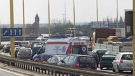 Stoisz w korku i słyszysz karetkę. Co robisz? Zasada prawej ręki nie jest znana każdemu kierowcy