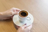 Pijesz kawÄ po tej godzinie? MoĹźesz nie czuÄ, ale mĂłzg zapĹaci wysokÄ cenÄ