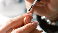 Zapomnij o kolorowych zdobieniach. "Babciny manicure" wraca do Ĺask. W latach 90. nosiĹa go kaĹźda