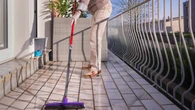 WrzuÄ jednÄ tabletkÄ do wody i umyj tym balkon. Brud i smugi zniknÄ bez szorowania