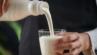 Kefir kontra maĹlanka. Co dziaĹa lepiej? Dietetyczka podpowiada