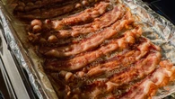 Masz w kuchennej szafce. Posyp i upiecz. Bekon wyjdzie chrupiący, bez zawiniętych boków