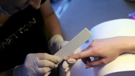 Czerwone? Daj im urlop. "Confetti nails" to najmodniejsze paznokcie na wakacje 2025