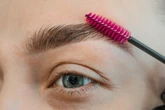 Trend alert w stylizacji brwi! Brow carving wyglądają tak, jakby robił je sam Michał Anioł