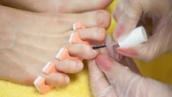 PodkreĹla opaleniznÄ, ale nie wybacza bĹÄdĂłw. Pedicure ĹnieĹźki to hit dla perfekcjonistek