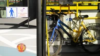 Rower czy wĂłzek z dzieckiem. Kto ma pierwszeĹstwo w autobusie?