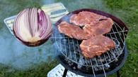 Potrzyj ruszt cebulÄ. Nie uwierzysz, co siÄ stanie. Super trik zasĹuguje na laur grillowiczĂłw