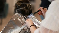 Już nie ombre czy sombre. Teraz króluje hit z lat 90. Front blond to nowy ulubieniec gwiazd