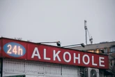 Alkohol jest zbyt łatwo dostępny? Większość Polaków ma jasne zdanie. Nowy sondaż
