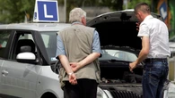 "Okres prĂłbny" dla kierowcĂłw i obowiÄzkowa naklejka. RzÄd chce zmian w prawie jazdy