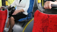 "Walki" o miejsce w autobusach. Ustąpić czy nie? "Stwierdziła, że jej się bardziej należy"