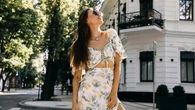 Sekret letniej elegancji. Styl boho chic kradnie spojrzenia i... kilogramy. Oto jego najwaĹźniejsze elementy