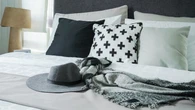 Po co "szalik" na hotelowym ĹĂłĹźku? Zwykle zrzucamy go, a peĹni waĹźnÄ funkcjÄ
