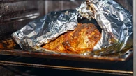 4 produkty, ktĂłrych nigdy nie naleĹźy owijaÄ foliÄ aluminiowÄ. Nie tylko smak moĹźe siÄ zmieniÄ