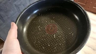 Nigdy nie rĂłb tych 3 rzeczy ze swojÄ patelniÄ teflonowÄ. MogÄ ciÄ wiele kosztowaÄ