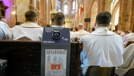 ChcÄ 8 proc. z pensji na podatek koĹcielny. "Kto nie chce pĹaciÄ, musi wystÄpiÄ z KoĹcioĹa"