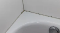 ZwilĹź tym ĹcierkÄ i poĹĂłĹź na silikon w Ĺazience. Brud i inne "brzydactwa" zniknÄ w 10 minut
