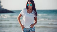 Koszulki na lato w superniskich cenach. Wyjątkowe modele, które podkręcą każdą wakacyjną stylizację