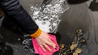 Zabierz ze sobÄ na cmentarz. Sprawi, Ĺźe nagrobek bÄdzie lĹniĹ jak nowy. Masz go w kuchni