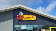 W Biedronce jest 20% taniej, a wygląda jak z Bali. Rodzina rezerwuje sobie miejsce. Hit też w Lidlu