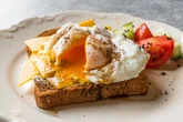 Zero octu, tylko kubek i mikrofalówka. Szef kuchni zdradza trik na jajko w koszulce w 90 sekund
