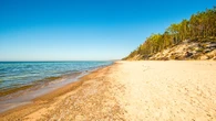 Już nie ma dzikich plaż? Są i wiemy, gdzie ich szukać. Tutaj usłyszysz tylko szum morza