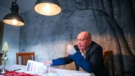 Antyczne meble, drewno i starocie. Tak mieszka Krzysztof Jackowski. "Mamy tu skromnie"