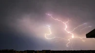 Jak zachowywać się podczas burzy? Nigdy nie zapominaj o tych krokach. Mogą uratować ci życie
