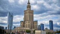 Niektórzy chcą burzyć "symbol Warszawy", a on zarabia miliony. Pałac Kultury to żyła złota