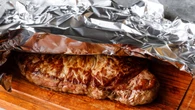 Folia aluminiowa nie jest do wszystkiego. Czego niÄ nie zawijaÄ? MoĹźesz napytaÄ sobie biedy