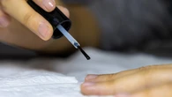 Paznokcie na Boże Narodzenie 2023. Eleganckie i efektowne rozwiązania na ostatnią chwilę