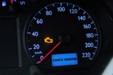 Świeci się kontrolka check engine. Czy mogę jechać dalej? Zasady są jasne