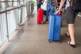 Jak nie przewozić kosmetyków w bagażu podręcznym? Jeden błąd i wylądują w śmietniku