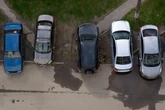 Czy można zostawić auto "pod prąd"? Prawo mówi jasno, ale kierowcy mają wątpliwości