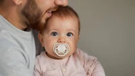 W trosce o spokojny sen i zdrowy rozwój. Co warto wiedzieć o wyborze smoczka dla niemowlaka?