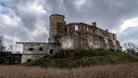 Zamek, przed ktĂłrym drĹźeli wszyscy bandyci. W jego lochach zamurowano dziewczynÄ
