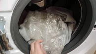 Weź plastikową torbę i włóż ją do pralki. Od razu docenisz ten trik. Będziesz stosować już zawsze