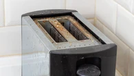 Jak wyczyścić toster w środku? Weź z łazienki i zabierz się do pracy. W kilka minut będzie lśnić