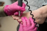 Nie rĂłĹź, nie french. Oto najpiÄkniejszy pedicure sezonu. Finezyjny i niezwykle kobiecy